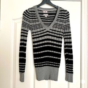 Womens black/grey v-neck striped long sleeve. Poof Excellence, Size medium